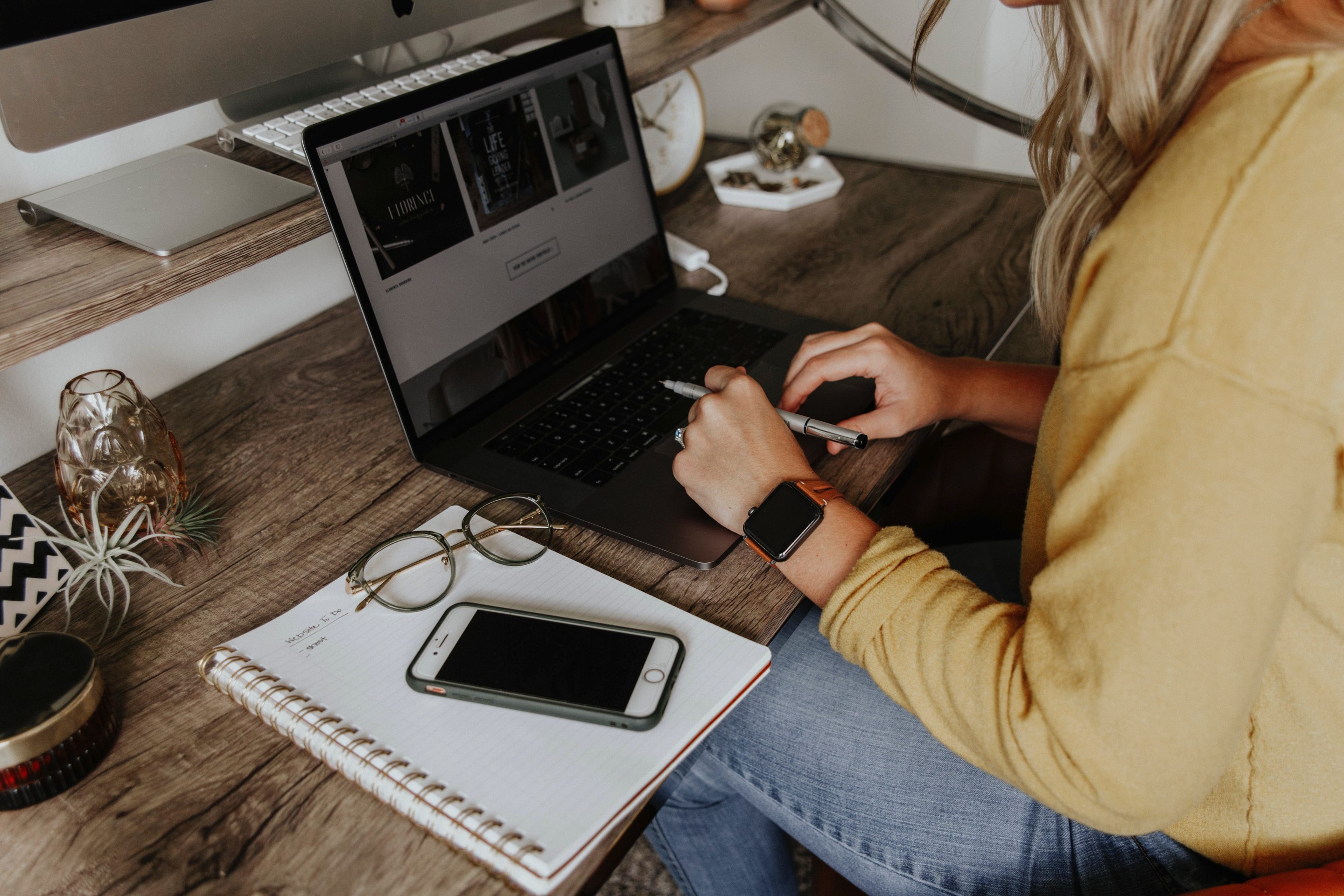 photo-femme-travail-ordinateur