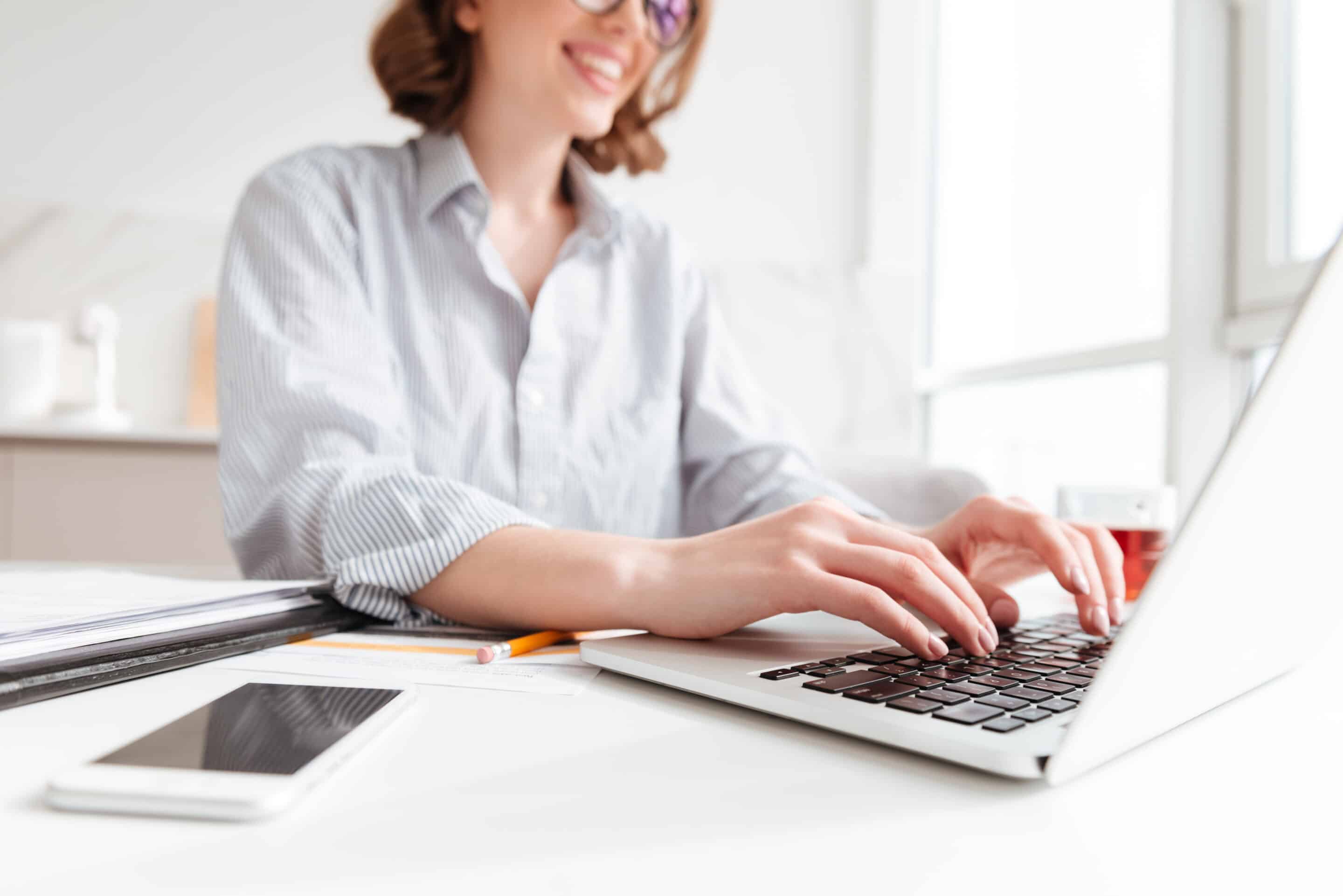 femme travaillant à l'ordinateur