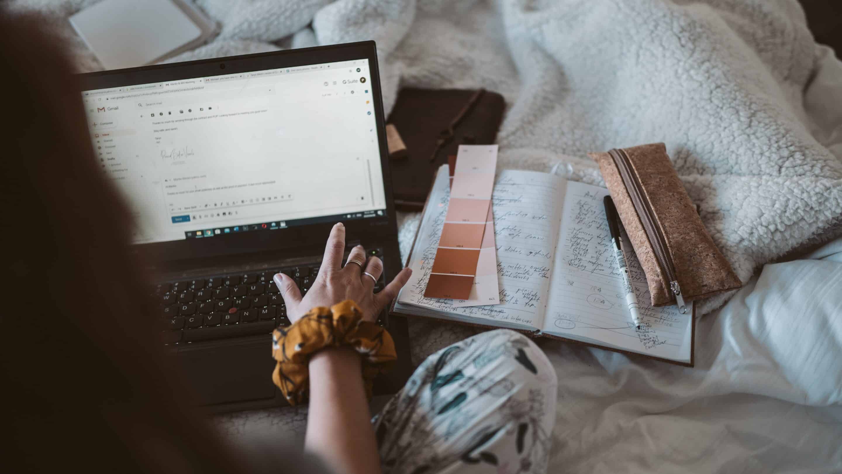 femme travaillant à l'ordinateur